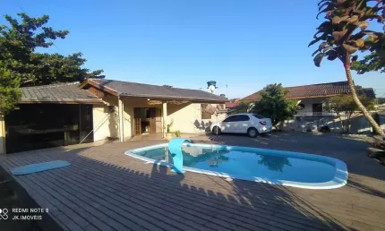 ÓTIMA CASA DE ESQUINA, COM PISCINA E AMPLO QUINTAL, A VENDA EM ITAPOÁ-SC