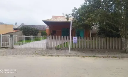 BELÍSSIMA CASA BEM LOCALIZADA, A VENDA NO LOTEAMENTO PRINCIPE EM ITAPOÁ SC
