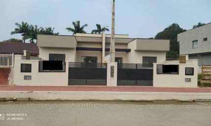 BELÍSSIMA CASA NOVA COM PISCINA, A VENDA NO BALNEÁRIO ESTRELAS - ITAPOÁ-SC