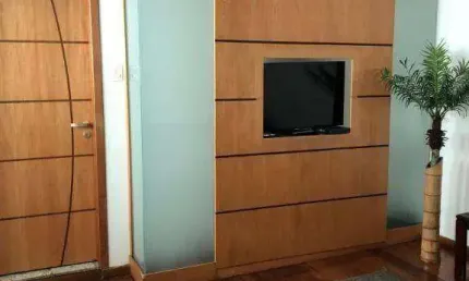 Ótimo terreno para construtores, com 500m²em bairro nobre, e com uma casa antiga.