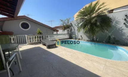 Casa térrea à venda 370m2 de área útil /nos fundos uma casa com 110m2, totalizando 4 dormitórios / 1 suíte / 3 vagas de garagem / Palmas do Tremembé