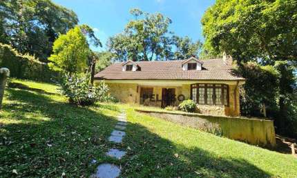 Sobrado à venda | 204m² | 5 dormitórios | 2 suítes | churrasqueira | 3 vagas | Serra da Cantareira - Mairiporã/SP