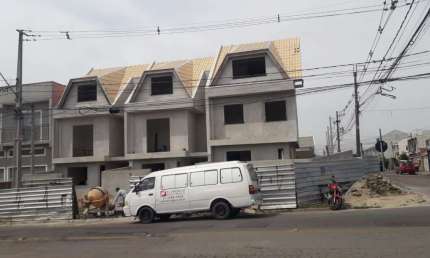 Sobrado à venda no bairro Sítio Cercado - Curitiba/PR