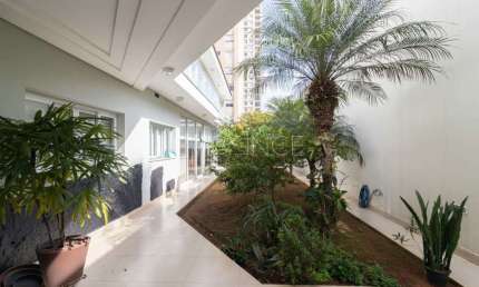 Casa Assobradada de 550 m² para Locação e Venda - Segurança, Conforto e Lazer Completo!
