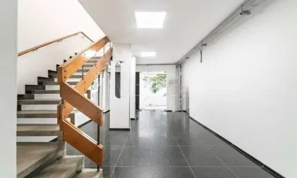 Locação de prédio comercial de 375m² - 8 salas, recepção e 8 banheiros