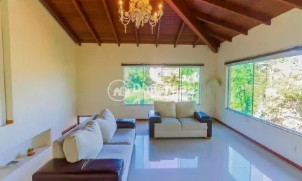 Ótima oportunidade de adquirir uma casa ampla e bem localizada na Trindade.