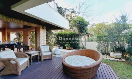 Casa alto padrão em Jurerê IN, 5 suítes, 4 vagas de garagem, suana, piscina...