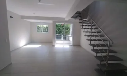 Duplex 2 dormitórios + Home office em ótima localização a 200 metros da UDESC