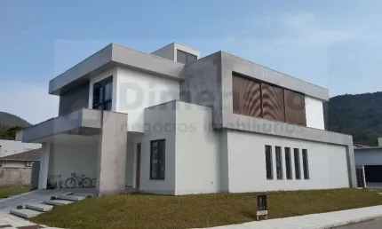 More em uma casa de altíssimo padrão em condomínio de luxo