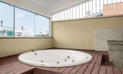 Cobertura duplex mobiliada e com jacuzzi,  próximo ao open shopping em Jurerê In