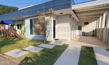 Casa em Condomínio Fechado 200m da praia, 4 quartos e piscina Aquecida.