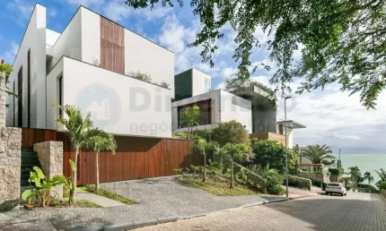 Casa de alto padrão com três suítes e piscina em condomínio fechado no Cacupé