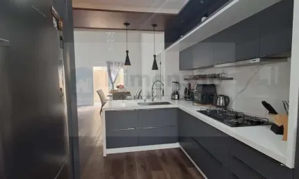 Casa moderna de alto padrão com três quartos e piscina na pedra branca