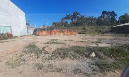 Amplo terreno financiável com viabilidade construtiva diversa