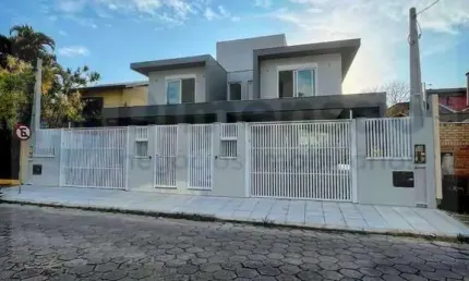 Casa com 3 suítes no bairro Córrego Grande - Florianópolis
