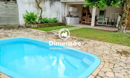 Casa com seis quartos, sendo duas suítes e piscina na trindade