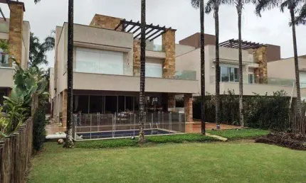 Casa com 5 suites e piscina na praia da Baleia em São Sebastião