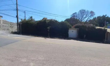 Linda casa de esquina à venda com rua principal que liga ao centro de Salto/SP Casa localizada em bairro Nobre da Cidade!