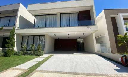 Condomínio Duas Marias - Casa D10 Casa muito elegante, com espaços generosos e com arquitetura moderna. Projeto único e exclusivo. Área social com vista total para jardim e piscina, espaços amplos e i