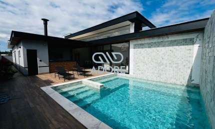 Casa térrea 4 dormitórios, suítes aconchegantes e quintal espaçoso no Condomínio Villas do Golfe em Itu Interior de São Paulo. Uma casa cheia de luz.