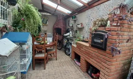 Espaço e Lazer: Casa com Churrasqueira, Fogão a Lenha e 5 Vagas!