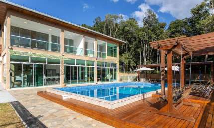 Sofisticação e Lazer em Piraquara: Casa de Alto Padrão com 5 Suítes e Terreno Es