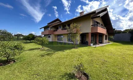 Linda casa em condomínio no Centro de Pinhais com 2.133,59 m² de terreno