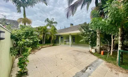 Linda casa térrea com duas suítes em terreno de 390m² localizada no Pineville -