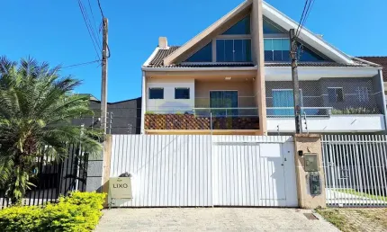 Sobrado Espaçoso e Moderno no Pineville: Seu Novo Lar Espera por Você!
