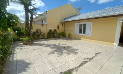 Casa térrea com 3 quartos em amplo terreno de 500m².