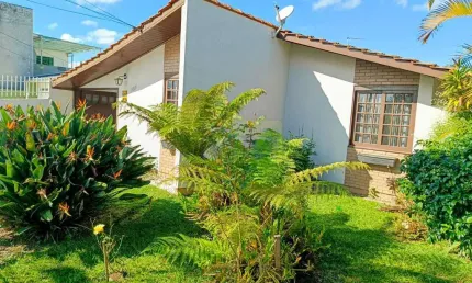 Casa Espaçosa com Terreno Amplo e Edícula em Pinhais - Conforto e Versatilidade