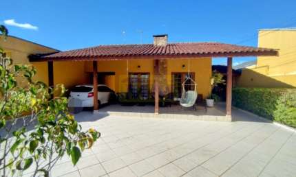 No Centro de Pinhais - uma casa térrea espaçosa espera por você!