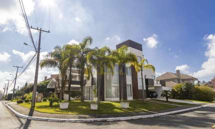 Triplex de esquina em Condomínio Fechado com 323m² construídos e 4 quartos!