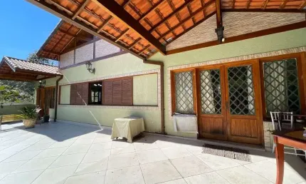 Casa com 3 dormitórios à venda, 226 m² por r$ 1.290.000,00 - golfe - teresópolis/rj
