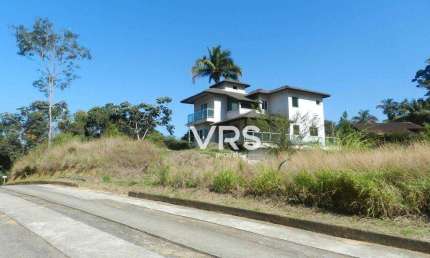 Casa em construção localizada em dois terrenos totalmente planos