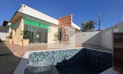 Imperdível oportunidade: Casa na praia a venda em Itanhaém-SP, com 3 quartos, 1 suíte, 1 sala, 3 banheiros, 3 vagas de garagem e piscina.