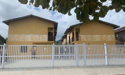 Casa Mobiliada 2 Dormitórios em Condomínio Fechado a 500 m da Praia
