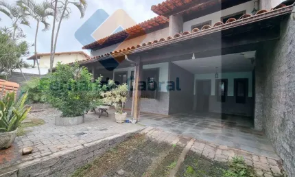 Imponente casa à venda em piratininga, quadra da praia - 3 quartos, 1 suíte, 2 salas, 4 banheiros, 2 vagas, 200m²!