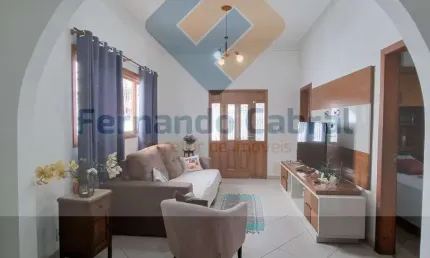Casa à venda no Pé Pequeno, alto padrão: 5 quartos, 2 suítes, 1 sala, 5 banheiros, 4 vagas e 262m² de área. Venha conferir!