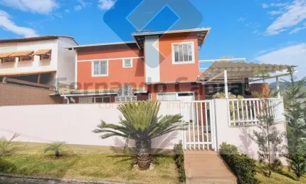 Casa à venda em pendotiba, dentro de condomínio com três dormitórios.