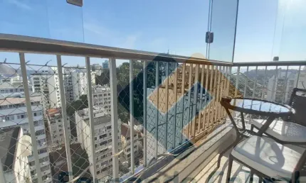 Apartamento à venda no Ingá, com vista parcial do mar.