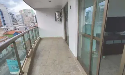 Apartamento com 1 quarto (suíte), de frente, com vista lateral mar e porteira fechada.