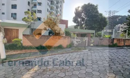 Imponente casa em condomínio à venda em Santa Rosa, Niterói-RJ: 4 quartos, 3 suítes, 2 salas, 5 banheiros, 2 vagas, 440m².