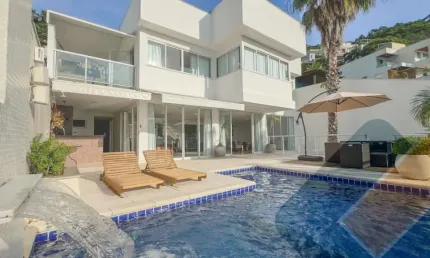 Casa para Locação e Venda em Charitas: Luxo e Conforto em 620m² de Área Privilegiada