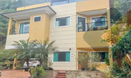Venha viver o melhor da vida em uma casa triplex de luxo localizada em um condomínio exclusivo na deslumbrante região de Camboinhas.
