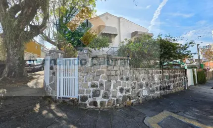 Casa para locação em niterói-rj, bairro pe pequeno: 3 quartos, 2 salas, 1 vaga de garagem, 250m² de área.