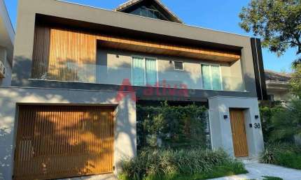Casa triplex para alugar no Condomínio Quintas do Rio