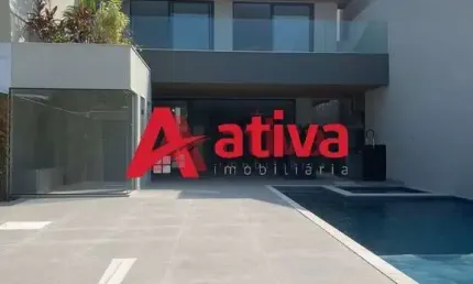 Casa duplex com sótão a venda no Condomínio Blue House