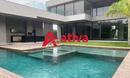 Mansão tríplex com 4 suítes no condomínio Alphaville