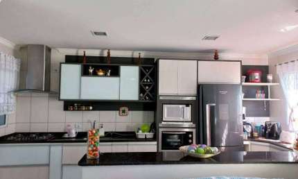 Sobrado para venda possui 133 metros quadrados com 3 quartos em Jardim Stella - Santo André - SP.